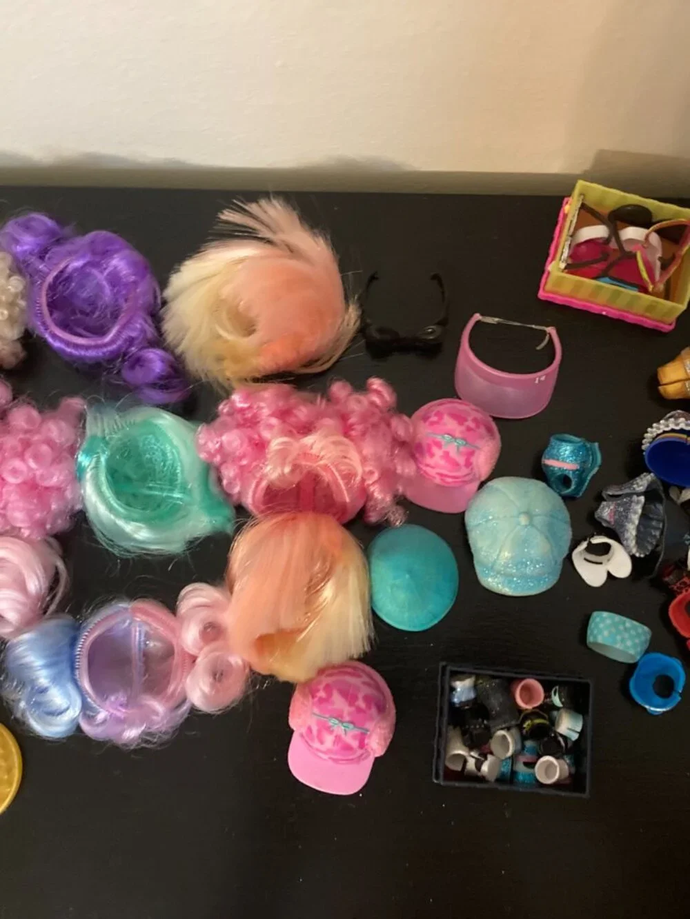 L.O.L. Surprise! Large Lot of 15 Dolls 6 Cats + Clothes Wigs Furniture & More!